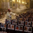 Misa por las víctimas del coronavirus en la catedral de Lima, con el arzobispo, sin gente, con 5.000 fotos de fallecidos