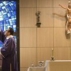 En España, los capellanes de tanatorio cada vez adquieren más relevancia en la despedida a los difuntos, mientras las parroquias pierden terreno