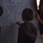 La Camboya de Pol Pot: niños reeducados en los campos de concentración comunistas para que rompan todo vínculo afectivo con sus padres. Una escena de «Los gritos del silencio [The killing fields]» (1984) de Roland Joffé.