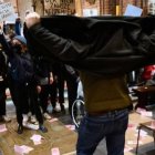 Abortistas irrumpen en una iglesia en Polonia con el lema Aborcja Bez Granic , es decir, aborto sin límites