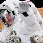 Tom Jones en el exterior de la Estación Espacial Internacional durante el segundo de sus tres paseos espaciales en febrero de 2001 / NASA