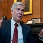 El juez Gorsuch ha declarado que no hay que limitar las leyes a la imaginación de sus autores... ni al diccionario, parece... en la práctica, redefine las palabras