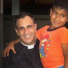 El padre Doñoro vive entregado a los "niños crucificados", pequeños que llegan a su Hogar Nazaret en el Amazonas con historias durísimas.