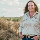 Mary O Brien trabaja por prevenir depresión y suicidio entre los hombres de campo - en su camisa, el emblema del granjero con tractor enfangado