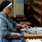 Las religiosas rezan antes del trabajo, durante el trabajo y después del trabajo, también con los dulces y artesanías que nos llegan en Navidad