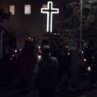 Las letras de Jordi reflexiona sobre la fe y la palabra e incluye escenas hermosas de Lourdes