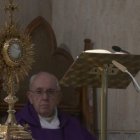 El Papa Francisco adora el Santísimo Sacramento en la misa de hoy