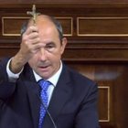 El diputado por Sevilla Fco. José Contreras alza en el Congreso la cruz, reliquia de sangre, de su tío abuelo Rafael, sacerdote, mártir en Baena, que pronto beatificado por la Iglesia