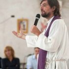 Pepe di Paola, popular cura villero, crítico con el aborto, cree que el Gobierno argentina se doblega ante presiones internacionales por dinero