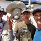 Álvaro, en el Camino de Santiago, con Ildefonso, su padre, a su izquierda y su amigo Paco a su derecha.