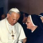 La Madre María Félix Torres, con San Juan Pablo II.