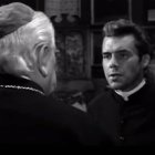 Dirk Bogarde en «El ángel vestido de rojo» (1960), película de Nunnally Johnson basada en una novela de Bruce Marshall.
