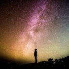 La razón abierta, simbolizada en el asombro del hombre que reflexiona sobre la inmensidad