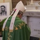 El obispo auxiliar de Barcelona, Antoni Vadell, ante la tumba del mártir Joan Roig en la parroquia de El Masnou