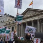 El lazo naranja es el símbolo de la escuela concertada, la diferenciada, la cristiana y la especial -además de las familias que valoran la clase de religión- contra la ley Celaá