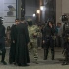 Curas hablan con policías ante la catedral católica de Grodno, Bielorrusia, el 10 de agosto -foto de Catholic.by