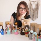 Carito evangeliza con su música, con el rosario en Internet durante el confinamiento... y con sus muñequitas de la Virgen María