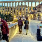 Desde 2018 los turistas se hacen fotos con el diablillo del acueducto de Segovia - una leyenda cuenta que fue vencido por la oración