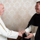 San Francisco y Santo Domingo fueron renovadores de la Iglesia en la misma época... aquí, el Papa Francisco con Timoner, heredero de Domingo al frente de su orden de predicadores