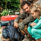 Rocca es una niña alegre y distinta, que transforma a las personas a su alrededor... aunque ella también tiene heridas, y se deja ayuda