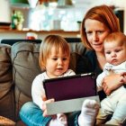 La sociedad, moldeada según el patrón feminista, trata a las amas de casa como si tuviesen que disculparse por serlo. Foto: Alexander Dummer / Unsplash.