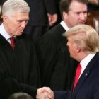 Trump saluda a los dos jueces del Tribunal Supremo propuestos por él: Neil Gorsuch (izquierda de la foto) y Brett Kavanaugh. Foto: AFP.