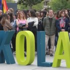 Manifestación a favor del sistema Skolae de adoctrinamiento de género, sin que falte su bandera de la ideología LGBTI