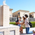 Esteban, Marisol y sus dos hijos rezan frente al panteón para no nacidos en el que se encuentra enterrado el pequeño Francisco / Paraula