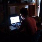 La soledad es más una consecuencia que una causa del consumo compulsivo de pornografía. Según los expertos, distorsiona completamente las expectativas sobre las relaciones personales.