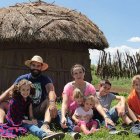 Juan Pablo y María son junto a sus cinco hijos, y otro en camino, una familia en misión en Tanzania.