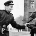 Soldados soviéticos acosan a una mujer en Leipzig en 1945. Cientos de miles de alemanas fueron violadas, algunas de ellas decenas de veces, al paso del Ejército Rojo en los últimos meses de la Segunda Guerra Mundial.