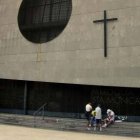 Entrada a la parroquia de Santa Mónica en las Ramblas de Barcelona... donde se sientan los jóvenes fueron asesinados 2 sacerdotes en 1936