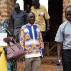 El párroco Moses Apangu con la ministra de Interior del norte de Uganda y el señor Adiga, presidente regional, en una foto anterior a las apariciones