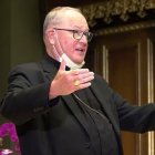 El cardenal Dolan presentó en una conferencia de prensa un plan de cinco fases para volver a la misa dominical