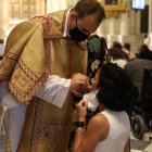 Marcos Luchoro dando la comunión a un familiar el día de su ordenación diaconal / Archidiócesis de Toledo