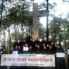 Los benedictinos vietnamitas protestan ante la Cruz que corona su terreno. Foto: Asia News.