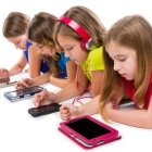 Confinamiento, ocio, clases a distancia... los niños se enganchan a las pantallas, y eso es malo para su desarrollo y aprendizaje