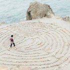 La New Age es como un laberinto de aspecto agradable pero en el que uno queda atrapado, siempre herido e insatisfecho - foto de Ashley Batz en Unsplash
