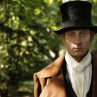 Soren Bang Jensen interpreta al filósofo en la película documental «Kierkegaard: gefährliche Gedanken [Pensamientos peligrosos]», dirigida por Wilfried Hauke en 2013.