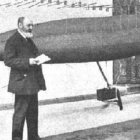 Leonardo Torres Quevedo con uno de sus exitosos diseños de dirigible flexible