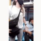 Tres jóvenes con un comportamiento deplorable fueron grabadas insultando y escupiendo en el Metro de Madrid a una pareja hispanoamericana.