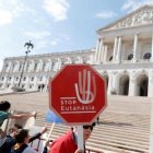 Una protesta contra la eutanasia en Portugal - la eutanasia primero es para matar enfermos terminales... y pronto a muchas otras personas