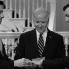 El «modelo Joe Biden» o «Ignacio Walker» de presencia de los católicos en la política consiste en la adaptación de la la fe al programa del partido. En la imagen, el entonces vicepresidente «casa» a dos empleados de la Casa Blanca. Foto: @VP.