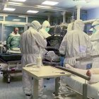 El esfuerzo colectivo por resistir y superar la pandemia muestra el valor que se sigue concediendo a la vida, a pesar de los ataques que sufre en todos sus estadios. Foto: Reuters.