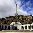 La Cruz sobre la basílica del Valle de los Caidos, horadada en la roca, es la mayor del mundo.