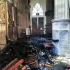El incendio del sábado en la catedral de Nantes, con tres focos distintos y separados, ha causado importantes destrozos artísticos. Foto: AFP.