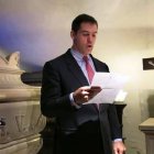 Luis Alfonso de Borbón, junto a la tumba del rey Carlos X de Francia, enterrado en el monasterio franciscano de Kostanjevica, en Eslovenia, que visitó en 2017. Foto: Vexilla-Galliae.