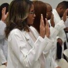 En muchos países, los graduados de medicina hacen su juramento hipocrático con bata blanca: Jamás daré a nadie medicamento mortal, por mucho que me lo soliciten