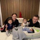 Gisele, junto a su marido y sus tres hijos, ya en su casa tras salir del hospital