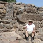 Entrada a la que debía ser la capital de Gesur, con su dios toro luna en una estela... allí reinaba un suegro de David, quizá mediando con la poderosa Aram